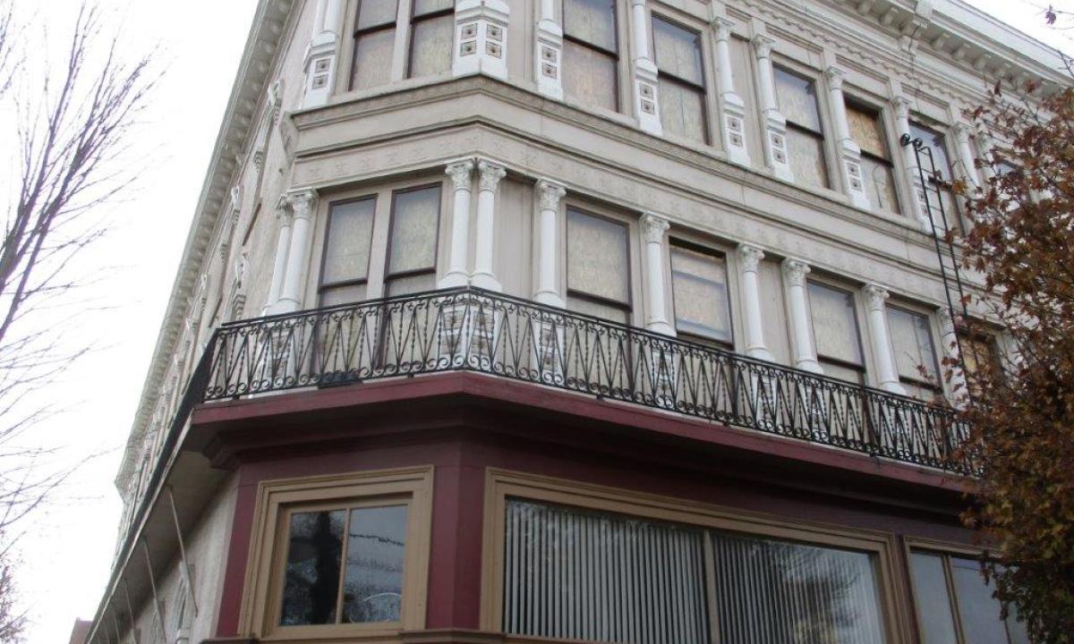 201 W Main St., (aka 10 S 4th Ave.)